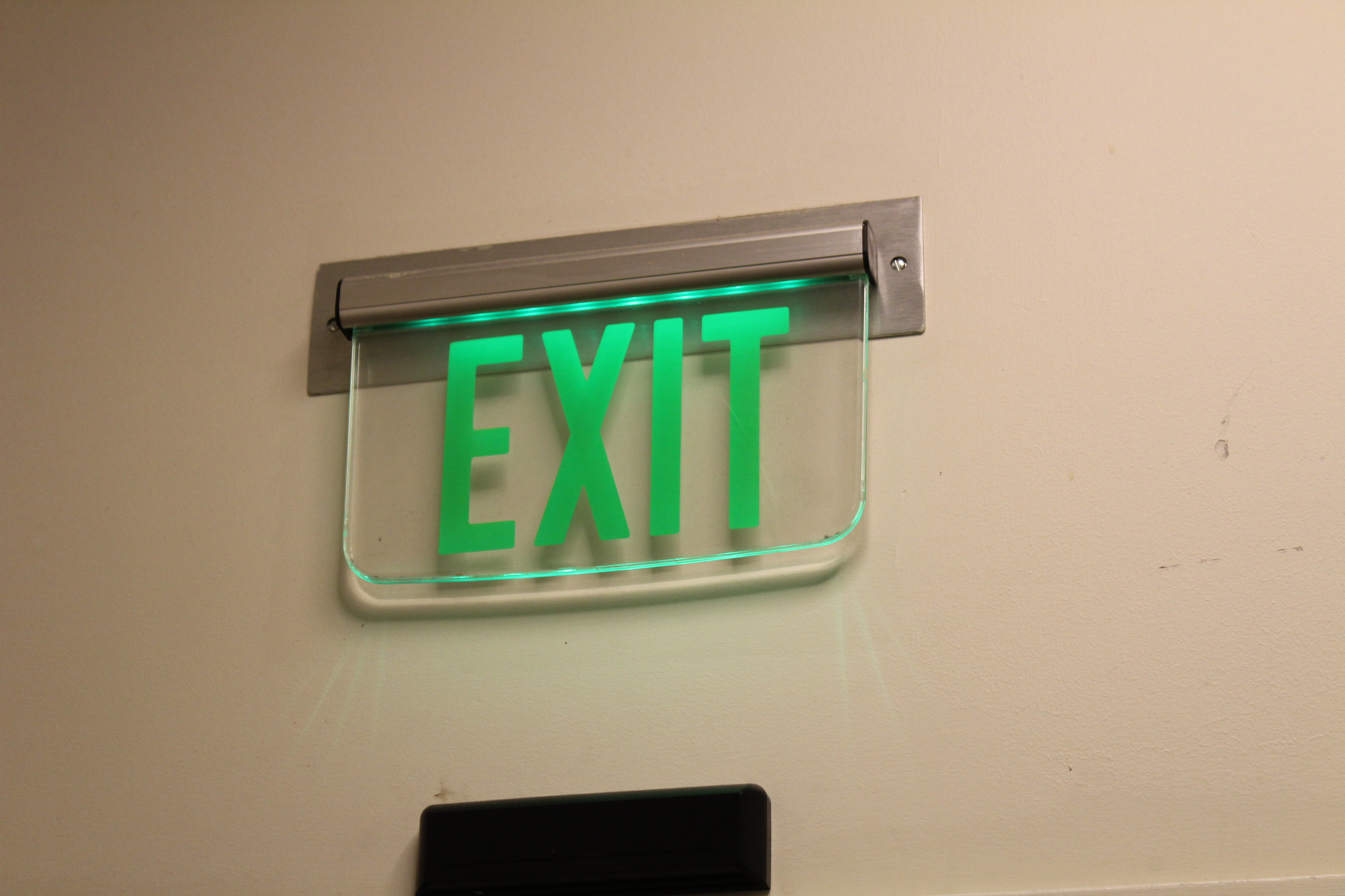 Press enter to exit. Табличка exit. Надпись exit enter. Надпись exit ручкой. Магнитная планка с надписью exit.
